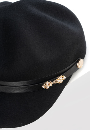 Wełniana czarna czapka z ozdobnym paskiem