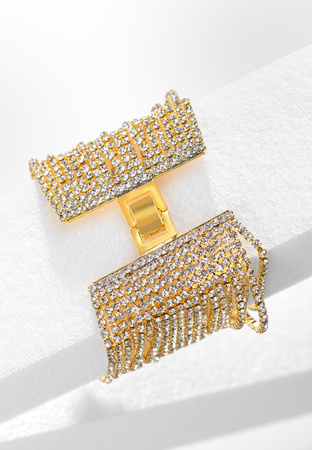 Elegancka bransoletka zdobiona kamieniami w złotym kolorze