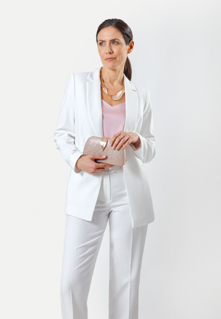 Biały żakiet ze złotym guzikiem