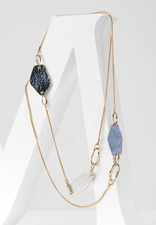 Długi naszyjnik z metalicznymi elementami