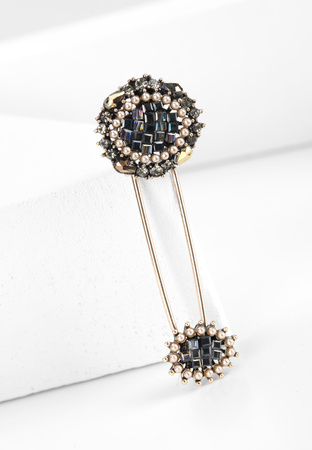 Broszka agrafka z ozdobnym wykończeniem
