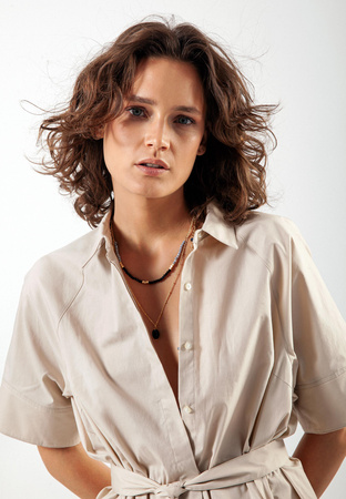 Beżowa sukienka w stylu koszulowym