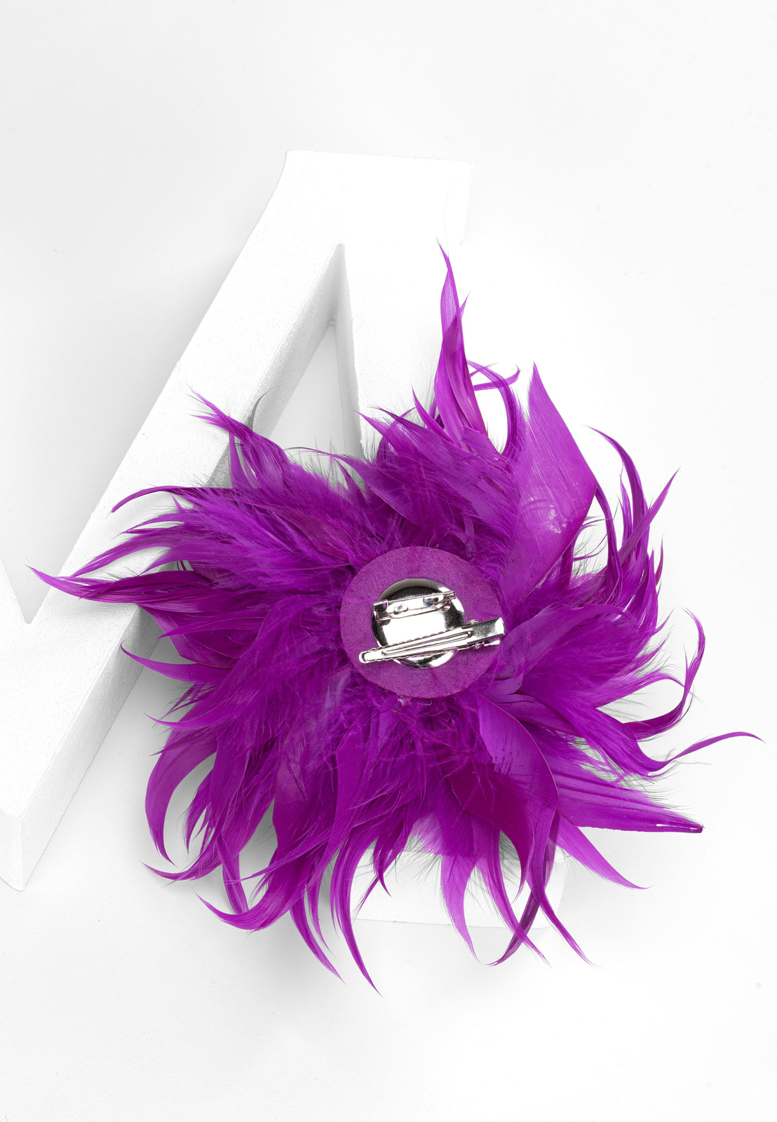 Broszka spinka z piórami w kolorze amarantowym