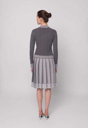 Szary kardigan z ozdobnym wykończeniem