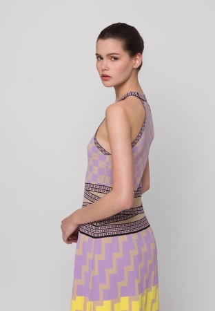 Dzianinowa sukienka w geometryczny wzór z fioletem