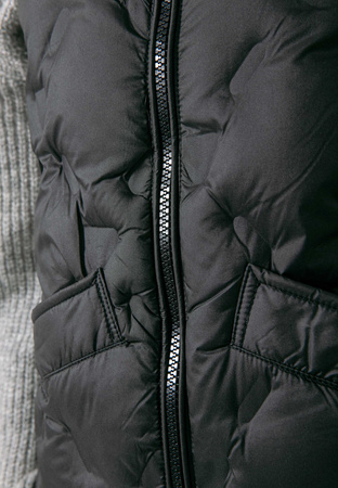 Czarna puchowa kamizelka z naturalnym wypełnieniem