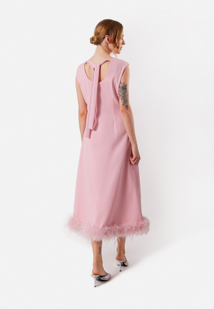 Różowa sukienka z piórami