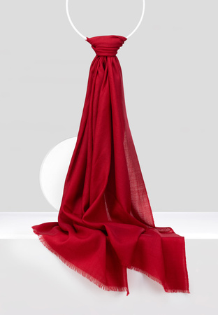 Cienki wełniany szal w kolorze bordowym