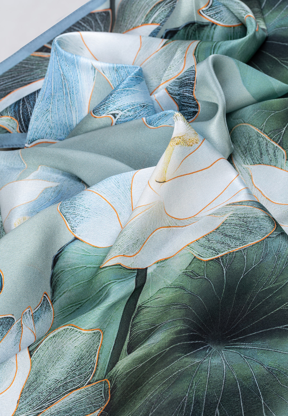 Jedwabna apaszka w kwiaty