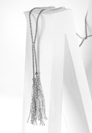 Naszyjnik wykończony chwostami z łańcuszków