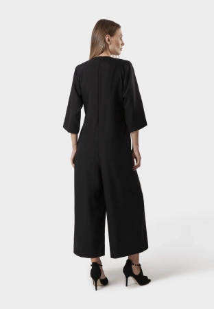 Czarny kombinezon z asymetrycznym przodem o luźnej formie