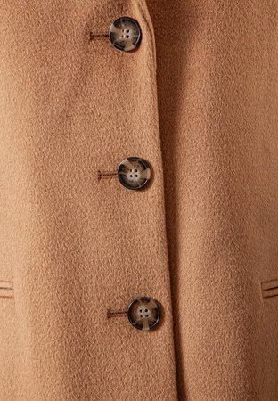 Płaszcz dyplomatka w camelowym kolorze