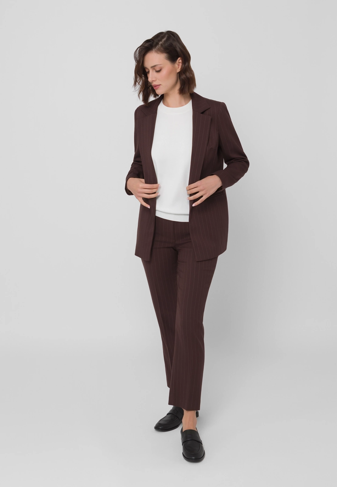 Brązowy żakiet w prążek zapinany na jeden guzik