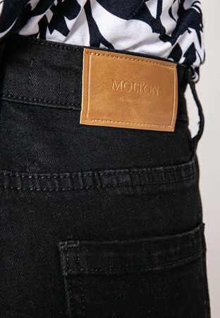 Czarne jeansy z szeroką nogawką