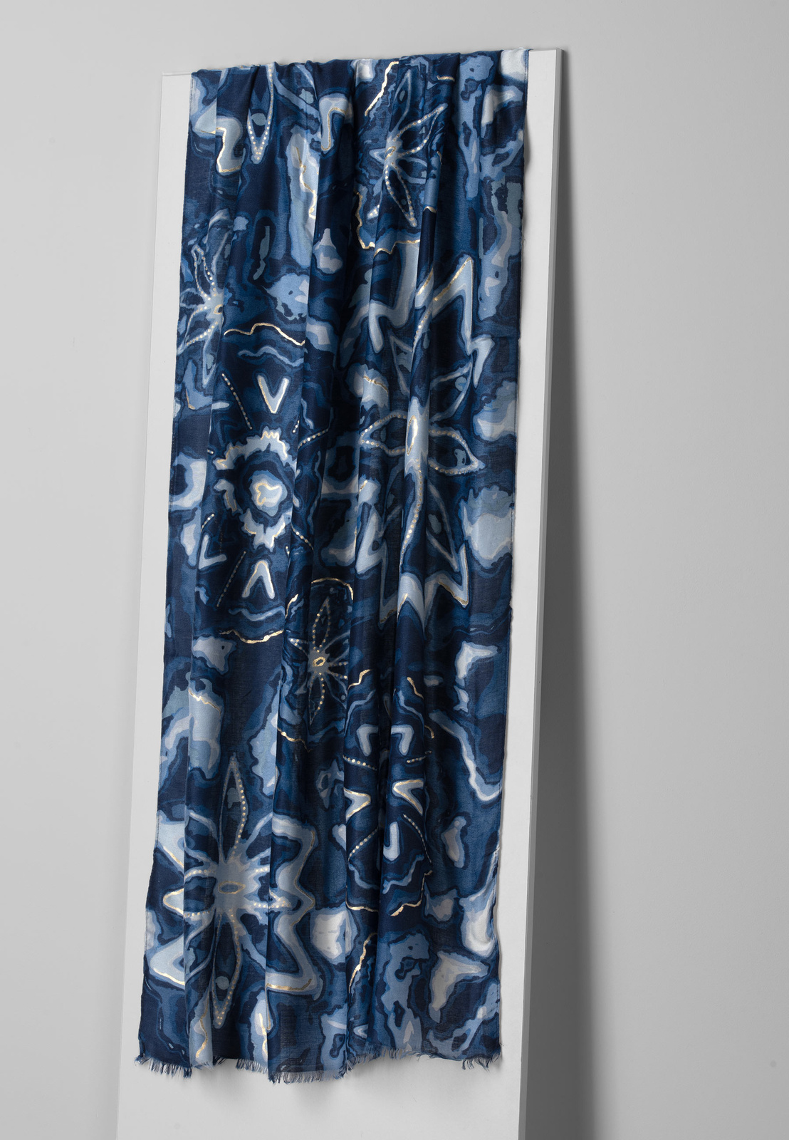 Granatowy wiskozowy szal w abstrakcyjny wzór