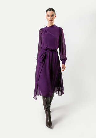 Fioletowa sukienka z wiązaniem w pasie