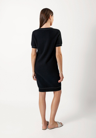Czarna sukienka z fakturą plecionki