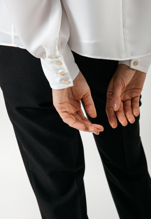 Biała bluzka z asymetrycznymi zakładkami