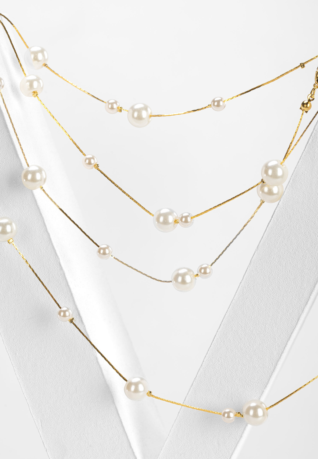 Długi naszyjnik z perłowymi koralikami