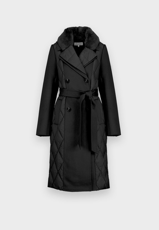 Czarny pikowany płaszcz z naturalnym kołnierzem