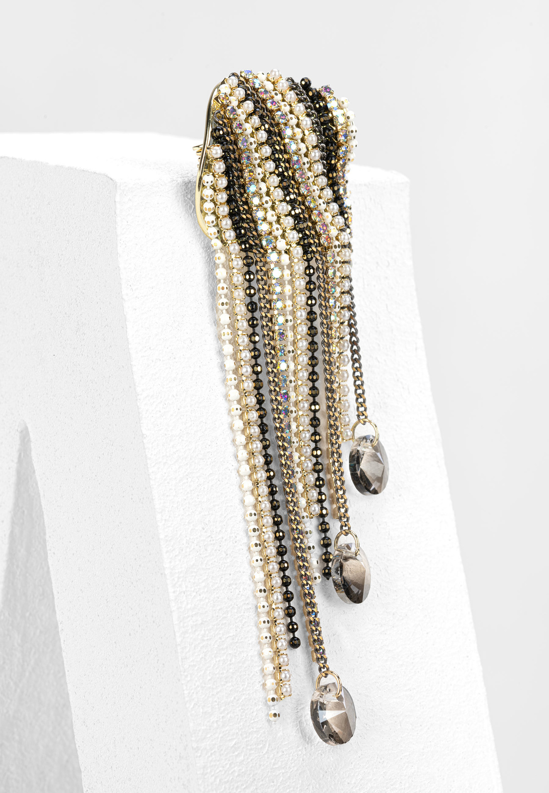 Broszka z łańcuszkowym wykończeniem