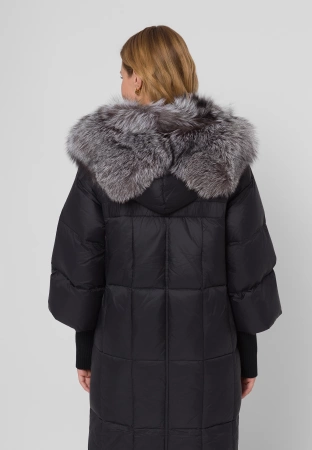 Puchowa kurtka z naturalnym kołnierzem