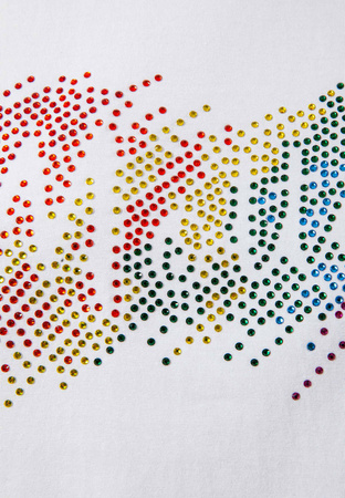 Biały t-shirt z kolorową aplikacją