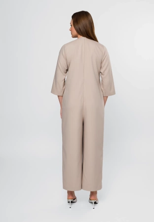 Beżowy kombinezon z asymetrycznym przodem o luźnej formie