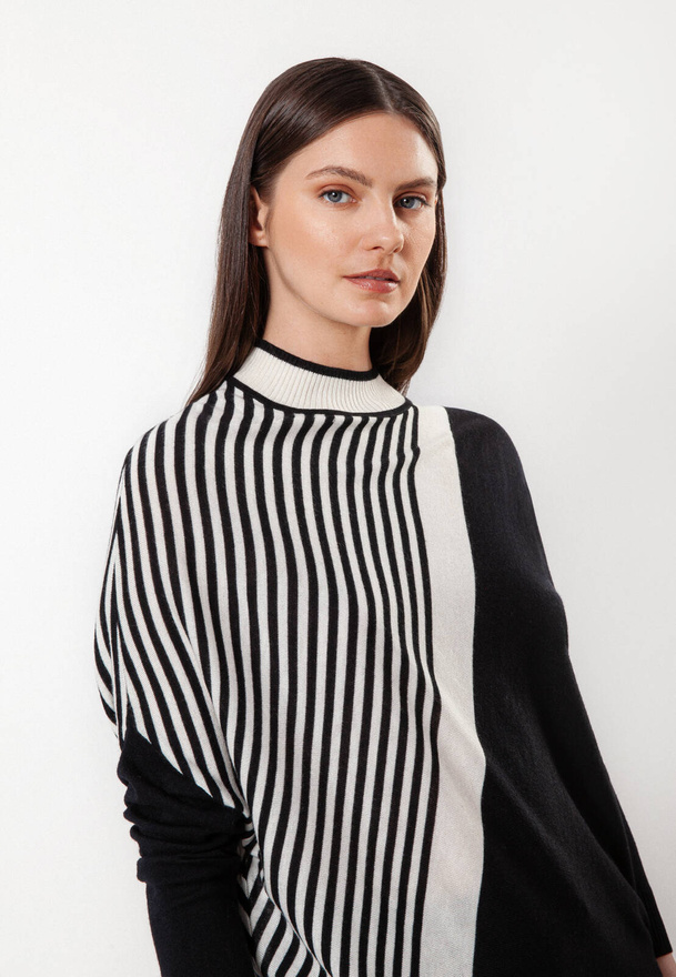 Asymetryczna tunika w czarno-białe paski