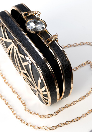 Czarna torebka w kształcie elipsy typu puzderko