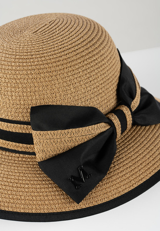 Brązowy kapelusz zdobiony kokardą