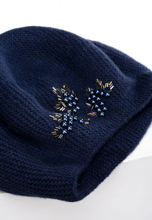 Granatowy beret z koralikami