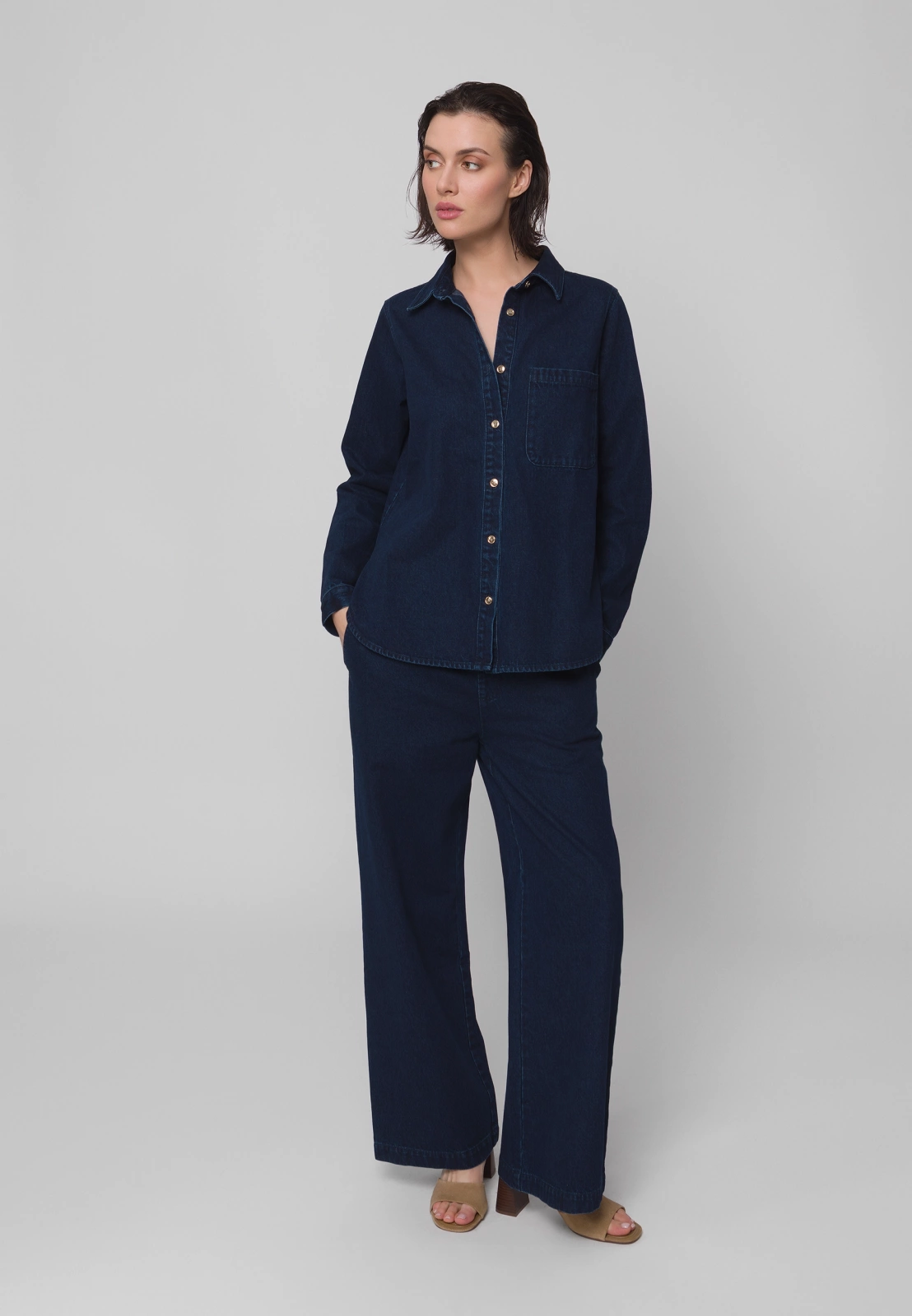 Granatowe jeansowe spodnie w gumkę z szeroką nogawką