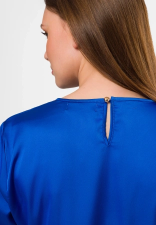 Szafirowa satynowa bluzka z krótkim rękawem