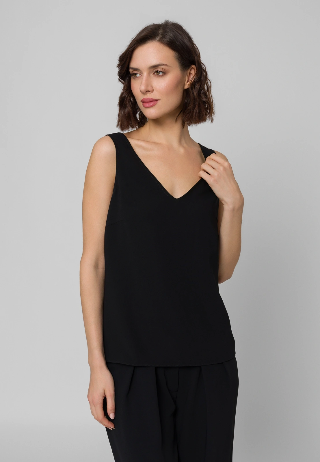 Czarna bluzka na szerokich ramiączkach