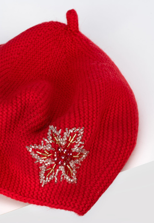 Czerwony beret z koralikami