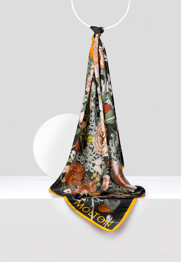 Jedwabna apaszka w kolorowe kwiaty