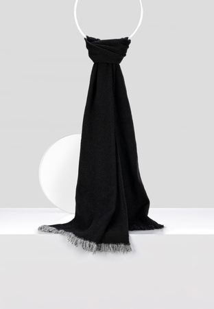 Czarny szal z wełną