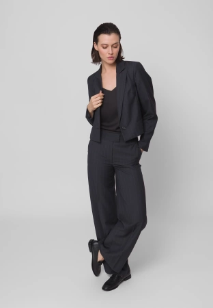 Spodnie w prążek z szeroką nogawką