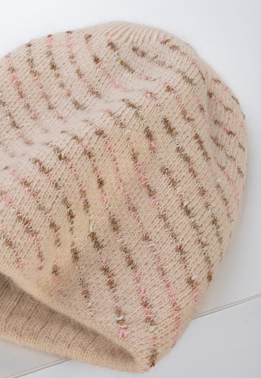 Beżowa czapka z przeplataną nitką