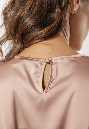 Beżowa satynowa bluzka z krótkim rękawem
