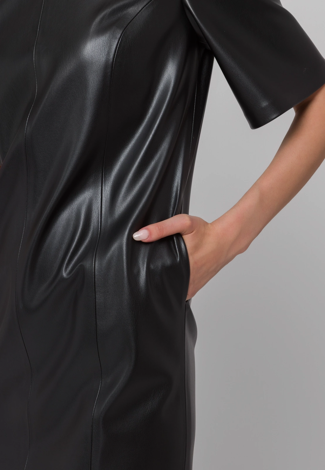 Sukienka z ekoskóry z bufiastymi rękawami