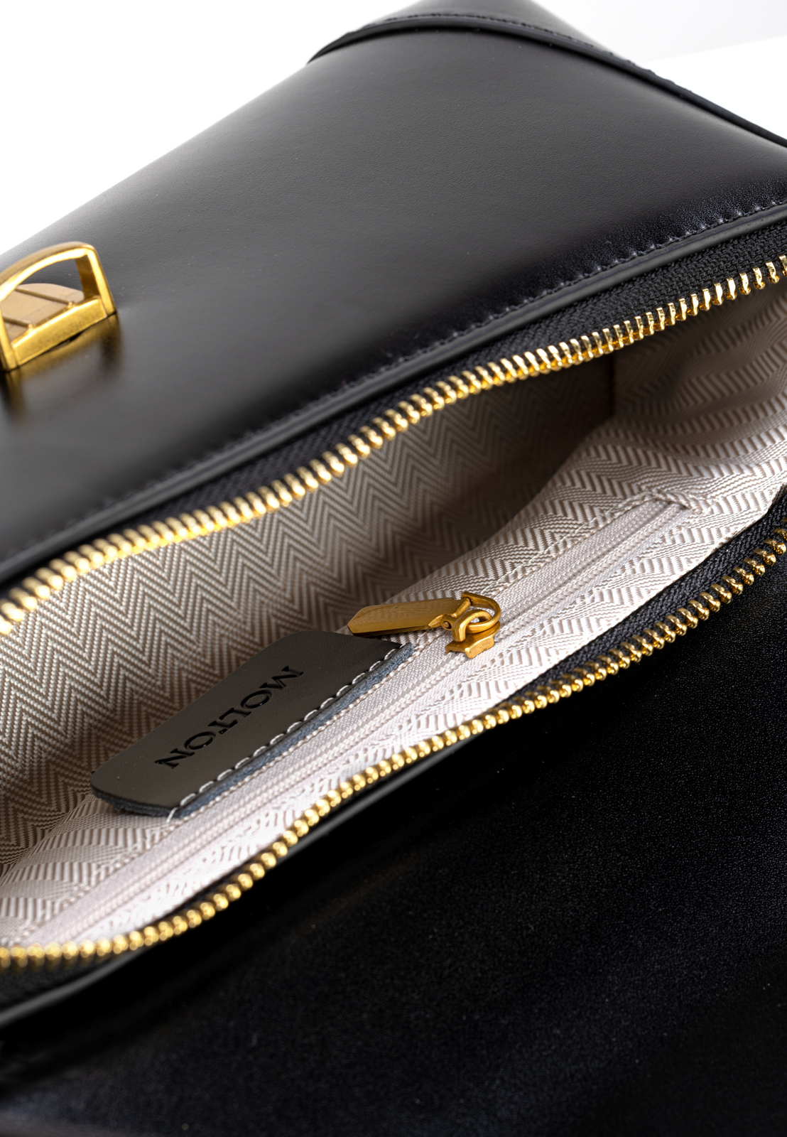 Czarna torebka do ręki