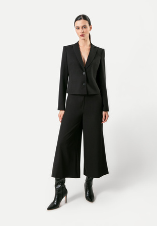 Czarny krótki dopasowany żakiet