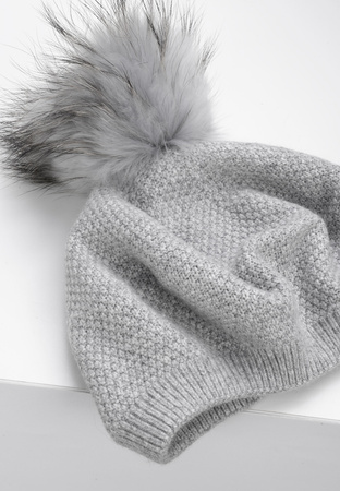 Szary beret z pomponem