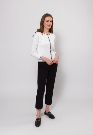 Ażurowy kardigan z ozdobnymi guzikami w kolorze ecru