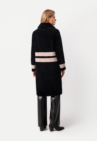 Wełniane futro z ozdobnymi pasami