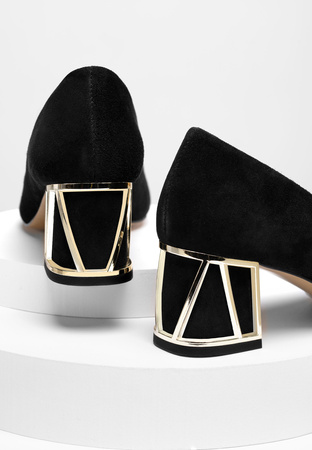 Czarne zamszowe czółenka z ozdobnym obcasem