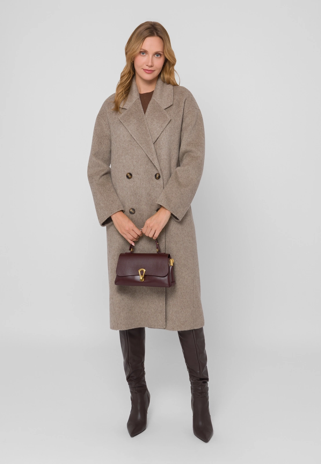 Brązowa torebka ze złotym wykończeniem