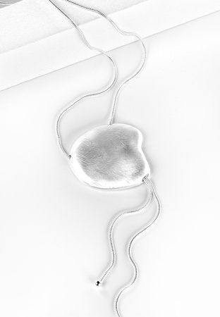 Naszyjnik w srebrnym kolorze z oryginalną blaszką